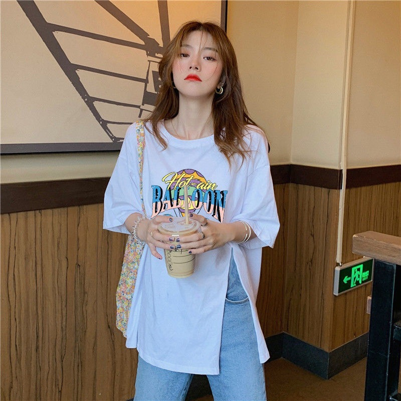 รุ่น346/347เสื้อยืดแฟชั่นแขนสั้นคอกลมลายสกรีนผู้หญิงมาใหม่ โอเว่อร์ไซด์ข้างหน้าผ่า สไตล์เกาหลี ผ้านุ่มสวมใส่สบายพร้อมส่ง – โปรปัง