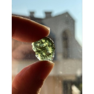 ☄️ สะเก็ดดาวโมลดาไวท์ ( Moldavite ) ทรงสวย จาก สาธารณรัฐเช็ก สีเขียว เนื้อใส ลวดลายสวย ตามเอกลักษณ์เฉพาะ 🌟 ขนาด 1.7 กรัม