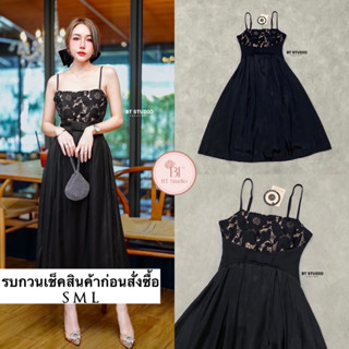 เดรสสายเดี่ยวช่วงอกแต่งลูกไม้สีดำมีซับในสีเนื้อ อกเอวเข้ารูปกระโปรงบานออก ช่วงอกเสริมฟองน้ำ สายปรับได้ ตรงกลางเอวติดโบ