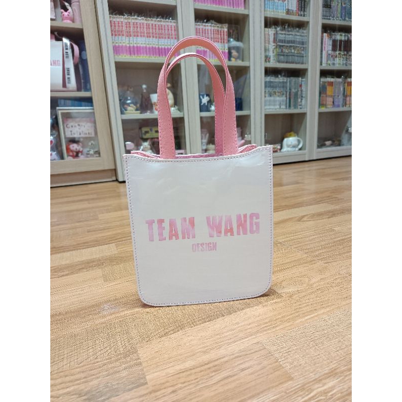 [ของใหม่ มือ 1] ถุงเคลือบ/กระเป๋า ทีมหวัง Team Wang (Jackson Wang GOT7) ทรงอีฟลีน 9 นิ้ว แต่งสีชมพูพ
