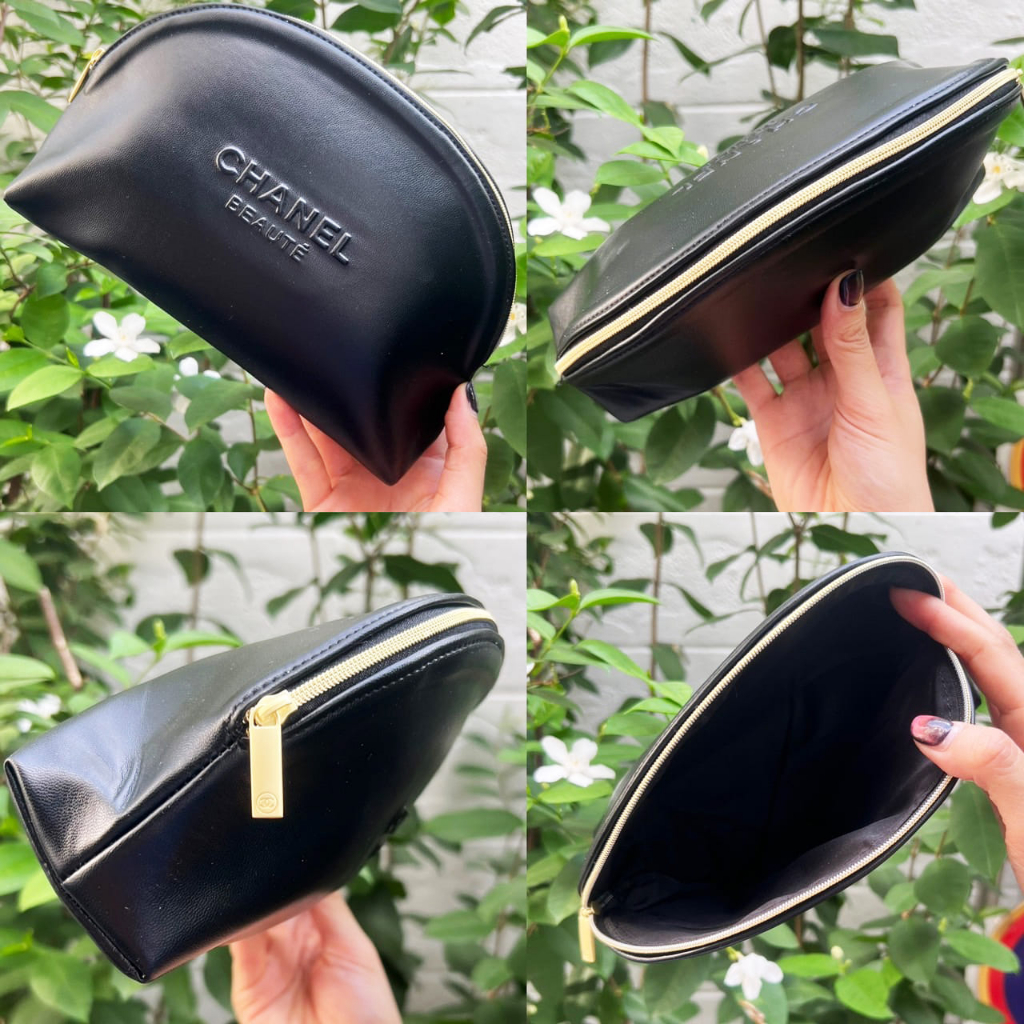 Chanel Parfums Bag สีดำ กระเป๋าหนัง ด้านหน้ากระเป๋า ปั้ม อักษร นูน CHANEL PARFUMS กว้าง 22cm. สูง 14cm.