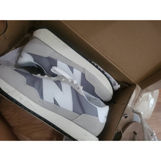 ส่งต่อรองเท้าผ้าใบของnew balance mens(7us)มีรอยเปื้อนตามรอยใช้งานนะคะ