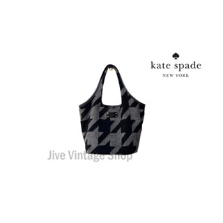 KATE SPADE ของแท้ เป็นกระเป๋าทรงถือ ผ้า wool ลาย shinori สีเทาดำ แต่งด้วยหนังแท้ มือสอง สภาพดี (มีตำหนิที่ก้นกระเป๋า)