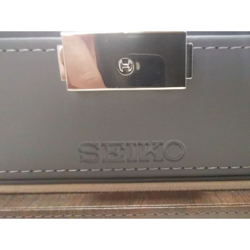 (สินค้า​พร้อม​ส่ง)​ กล่องเก็บนาฬิกา​ Seiko​ สีเทา​ จำนวน​ 5 ช่อง​ ของแท้​ Seiko​