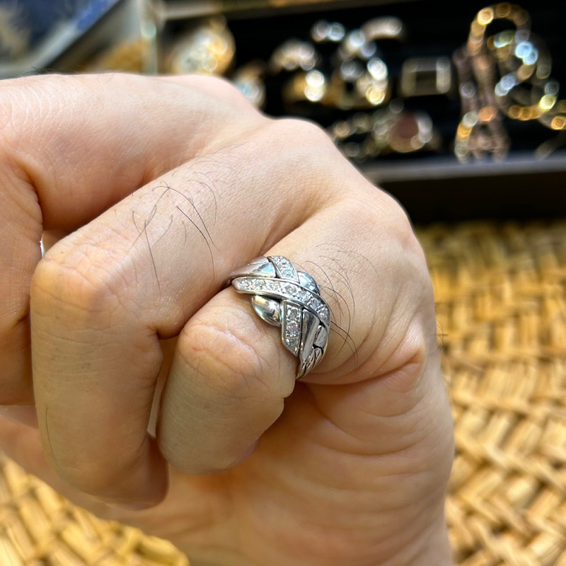 แหวนทอง18k เป็นแหวนกลแยก4วง สีไวท์โกล์ ประดับเพชรแท้0.02กะรัต13เม็ด  ขนาด53 หนัก5.51กรัม