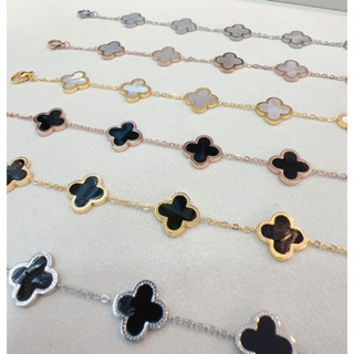 พร้อมส่ง สร้อยข้อมือ จี้ลงยา ดอกดำและดอกหอยมุขขาว กำไลข้อมือ ข้อมือ สร้อยมุข ดอกหอยมุข ขนาดปับสั้นยาวได้ วัสดุงสนสแตนเลส