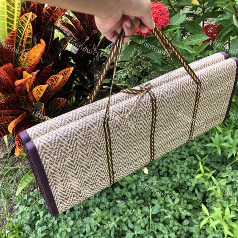 เสื่อกก เสื่อกกรีด ขนาด 4 พับ 180*180 cm. ผลิตจากต้นกกธรรมชาติ มีกลิ่นนหอมของกก ไม่บุฟองน้ำ มีกลิ่นหอมของกก