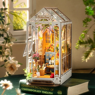 [พร้อมส่ง] 🏡 ใหม่ Holiday Garden House ที่กั้นหนังสือ Book nook DIY ตัวต่อไม้ ประกอบเอง เปิดไฟได้ Robotime (TGB06)