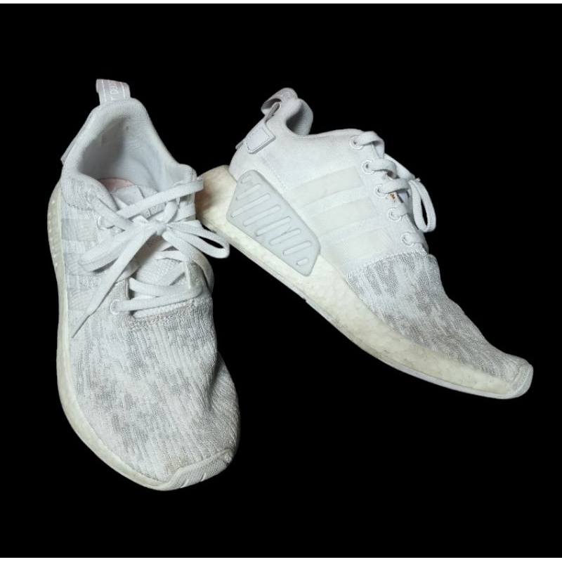 รองเท้าผ้าใบ Adidas NMD r2 สีขาว​มีตำหนิ​นิดหน่อย​ ขายโล๊ะเพราะส่วนอื่นยังดี​ซ่อมนิดหน่อยใส่ได้เลย