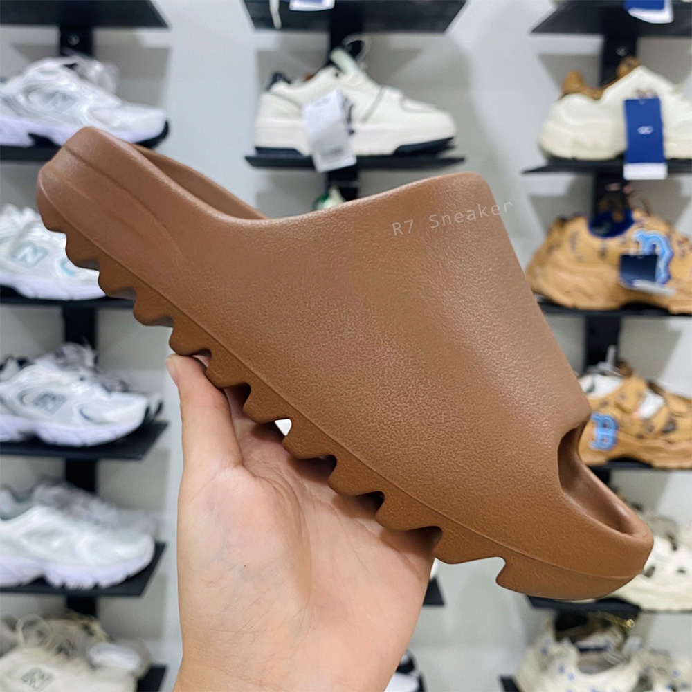 🔥YZY Slide Sandals🔥รองเท้าแตะชายหญิง Yeezy Slide เทียบงาน 1:1 พื้นนุ่มใส่สบาย【พร้อมส่ง💯/ รุ่นนี้ใส่ไซส์ปกติ】