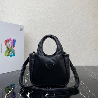 Prada Small padded Prada Soft nappa-leather bag(Ori)เทพ 📌size 18x15.5x10 cm. 📌สินค้าจริงตามรูป งานสวยงาม งานหนังแท้