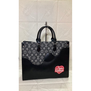 กระเป๋าสะพายข้างทรงถือ Lv  On-The-Go ขนาดฐาน15สูง12นิ้ว มือสองพร้อมใช้