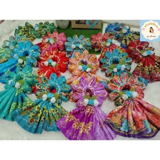set ของขวัญวันแม่มาลัยผ้าถุงลายดอกไม้ลายไทยพร้อมกล่อง+ดอกมะลิ+ป้ายผ้าถุงสำเร็จพร้อมใช้งาน