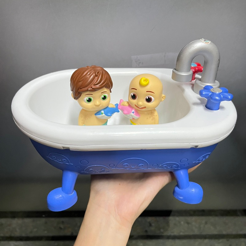 Cocomelon Musical Bathtime Playset ของเล่นอ่างอาบน้ำ โคโค่เมล่อน มีเสียงเพลง **มือสอง**