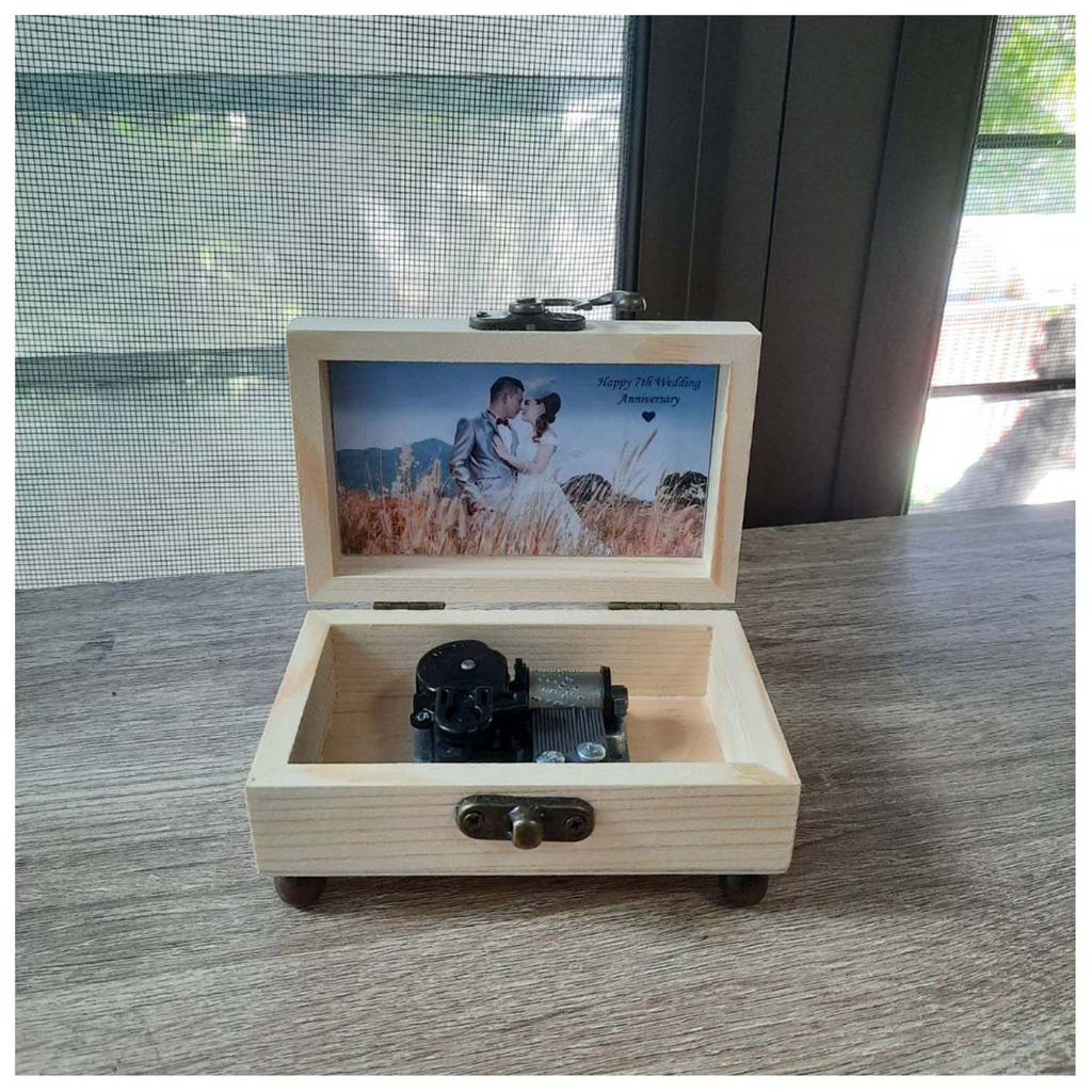 กล่องดนตรีไขลาน SANKYO ในกล่องไม้สนขนาด 4×6×3 นิ้ว พร้อมปริ้นรูปติดให้เลยค่ะ (ส่งรูปมาทางข้อความ)