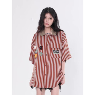 เสื้อเชิ้ตแขนสั้นลายทางตรง สไตล์วินเทจ สไตล์มินิมอล ดอกไม้ปัก ใส่ได้ทั้งผู้หญิงและผู้ชาย