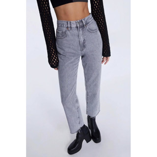 Stradivarius 🔥🔥 กางเกงยีนส์ขายาว เอวสูงStradivarius Cropped Seamless jeans ปลายขาตัด ทรงสวยมาก