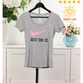 เสื้อมือสอง NIKE เสื้อคอกลมแขนสั้น  ผ้าคอตตอนยืดได้ ใส่สบายไม่ร้อน  น่ารัก  สีเทาไซ้ส์S  สินค้าสภาพดี สไลด์รูปดูขนาด