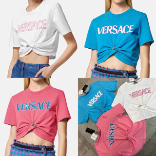 VSACE TEE🤍💗🩵✨(330฿ฟรีส่ง) เสื้อยืดครอปแบรนด์ดัง งานดีมาก แนะนำเลยคะ ดีเทลขอบม้วนเอว แต่งเข็มกลัด ใส่แล้วสวยมาก valen