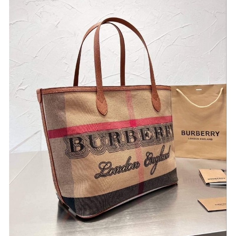 กระเป๋า ทรง shopping Burberryพร้อมส่ง