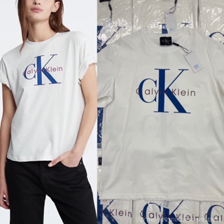 CK t-shirt💙(320฿ฟรีส่ง) เสื้อยืดแบรนด์ดัง งานชนช็อปเลยค่า ทรงสวยเบสิค ใส่ยังไงก็ไม่มีโป๊ะ การพิมพ์ และ Font อักษร valen