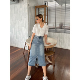 JULES DENIM sKIRT in light denim สีอ่อน กระโปรกเเหวกหน้า กรุบกริบ