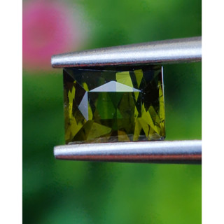 พลอย กรีน ทัวร์มารีน (Green Tourmaline) 0.98 กะรัต (Cts.) อัญมณีมงคลประจําวันเกิด เครื่องประดับพลอย