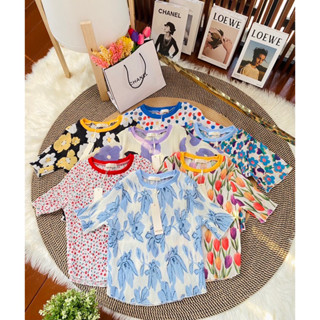 เสื้ออัดพลีสทั้งตัวทรงแขนสั้นคอกลมลายสีสันสดใส