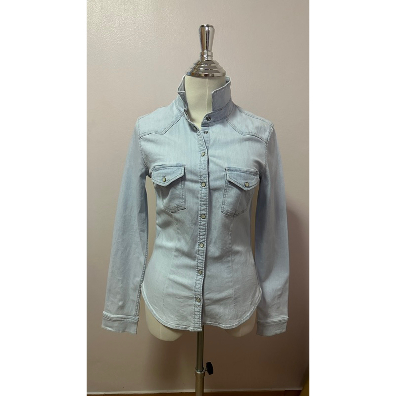 เสื้อคอปกกระดุม แขนยาว ผ้ายีนส์ยืด สียีนส์อ่อนๆ ยี่ห้อ Divided By H&M (Made in Cambodia) แท้ 100% มื