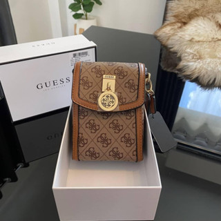 กระเป๋าใส่โทรศัพท์ Guess Mini crossbody bag สวยมากกกก ทรงดีสุดๆ เป็นทรงกล่องทรงสวยที่ตามหากันม๊าก มาก มาพร้อมกล่องครบเซ็