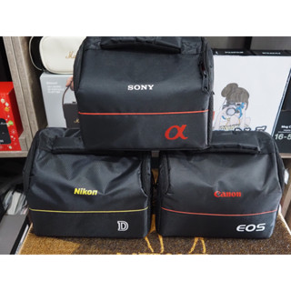 Camera Bag NIKON CANON SONY น้ำหนัก: 500g  ขนาดภายนอก: 26 x 15 x19 ซม ขนาดภายใน: 24 x 14 x 17 ซม วัสดุไนลอนกันน้ำ มีบล็อ