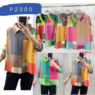 Pleatbynisa P2000 เสื้ออัดพลีทคอปกกระดุมผ่าหน้า ลายกราฟฟิกสีสันสดใส งานคุณภาพ เนื้อผ้า polyester100%