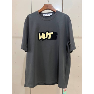 OFF-WHITE WHT PATCH LOGO COTTON T-SHIRT เสื้อยืดคอกลมแขนสั้น แบรนด์ออฟไวท์ ปัก patch ตัวหนังสือโลโก้ graffiti