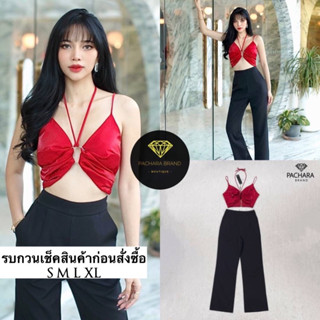 เซ็ต 2 ชิ้น เสื้อครอปสายเดี่ยวสีแดงเข้ม แต่งสายคล้องคอผูกโบว์ด้านหลัง แมทช์คู่กับกางเกงขายาวเอวสูงสีดำ เนื้อผ้าหนา