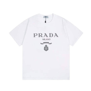 PRADA MILANO PRINTED COTTON T-SHIRT เสื้อยืดคอกลมแขนสั้น แบรนด์ปราด้า สกรีนตัวหนังสือโลโก้แบบนูน