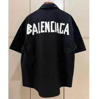 BALENCIAGA BACK LOGO PRINT COTTON SHORT SLEEVE SHIRT เสื้อเชิ้ตคอปกแขนสั้น แบรนด์บาลองเซียก้า สกรีนตัวหนังสือโลโก้