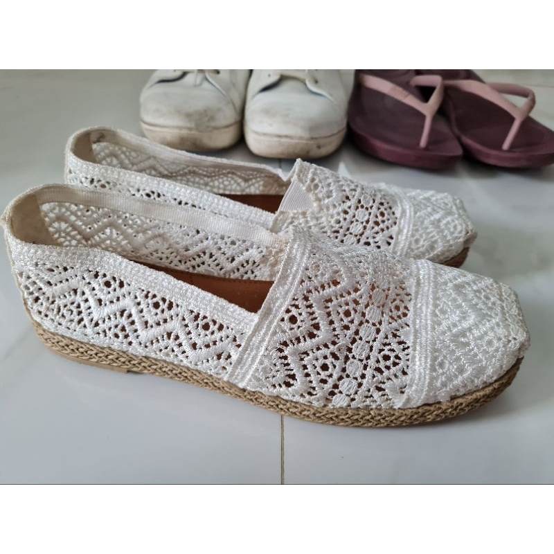 ส่งต่อรองเท้ามือสองยี่ห้อGU