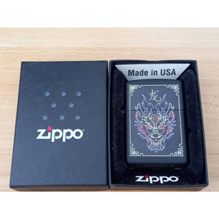 ZIPPO 49396  NEON DRAGON DESIGN   BLACK MATTE COLOR IMAGE   สีดำเมทาลิคลายแบบสกรีนรูปมังกร  ของใหม่ไม่ผ่านการใช้งาน