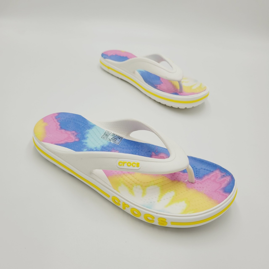 รองเท้าลำลองแฟชั่น แบบหนีบ สไตล์ Crocs Bayaband Tie-Dye Mania Flip (Unisex)