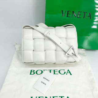 (Like New!) Bottega Padded Cassette bag สีขาวอะไหล่เงิน