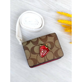 พร้อมส่ง แท้ 🇺🇸💯% New Coach MINI WALLET ON A CHAIN IN SIGNATURE CANVAS WITH STRAWBERRY (COACH CH355) IM/KHAKI/ELECTRIC R