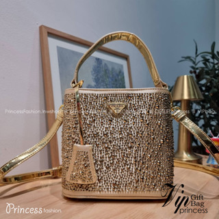 PRA.DA SMALL PANIER CRYSTAL EMBELLISHED TOTE BAG กระเป๋าสะพายทรงโท้ท ไซส์กำลังสวย หรูหรา โดดเด่น ถือออกงานก็ดูระยิบระยับ