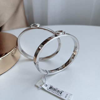 พร้อมส่ง แท้ 🇺🇸💯% New Coach กำไร รุ่น PAVE SIGNATURE HINGED BANGLE (COACH 91428) SILVER