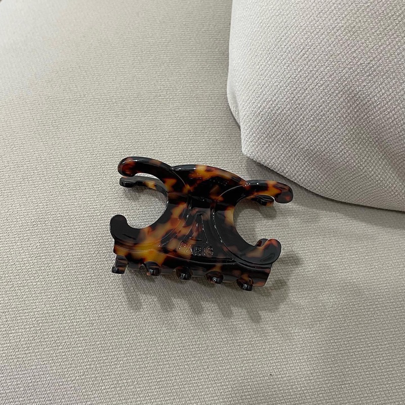 พร้อมส่ง ! กิ๊บ Celine แบบ Lisa 🖤💖 สีกระน้ำตาลมีปั๊ม ซื้อมาจากเกาหลี ใช้น้อยเอาไปใช้ น่ารักมาก