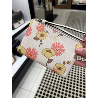 พร้อมส่ง แท้ 🇺🇸💯% New Coach คล้องมือ 1 ซิป S CORNER ZIP WRISTLET WITH FLORAL CLUSTER PRINT (COACH CH647) GOLD/CHALK MULT