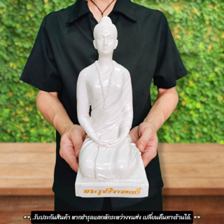 "พารวย"พระแม่จามเทวี พระรูปชีจามเทวี ประทับนั่งสีขาวทั้งองค์ วัดพระธาตุดอยสุเทพ เป็นรูปเคารพของพระแม่จามเทวีตอนออกบวช