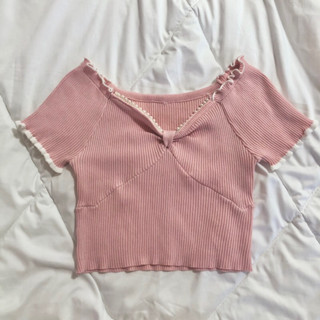 เสื้อ cropped ไหมพรมสีชมพู แต่งมุก หวานมาก