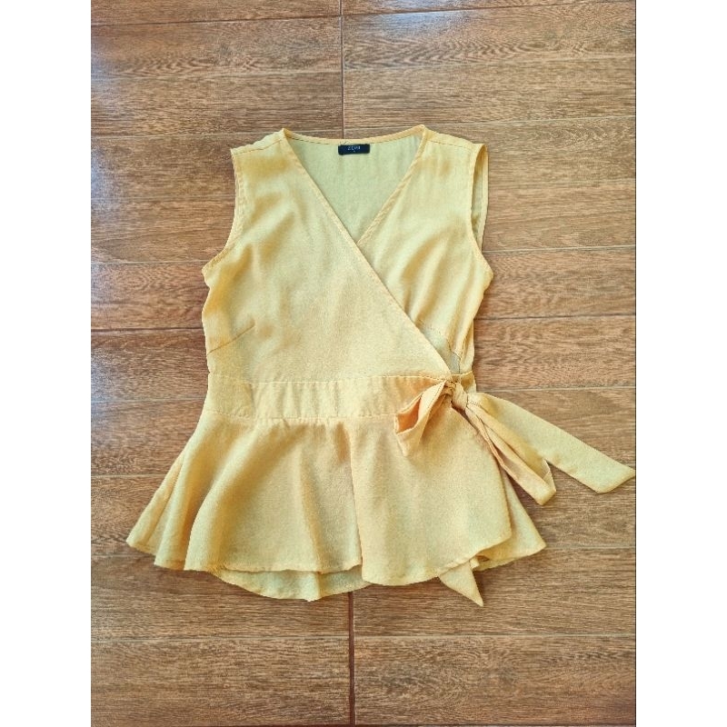 zein เสื้อสีเหลืองทอง