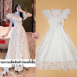 Dress แขนกุดตัวยาว แต่งระบายรอบช่วงไหล่ ด้านหน้าและด้านหลัง ติดกระดุมด้านหน้า ระบายรอบคอ เอวเข้ารูป ช่วงกระโปรงทรงบานสวย