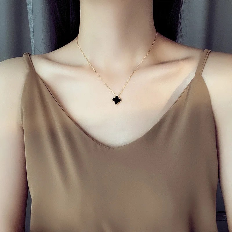 สร้อยคอแฟชั่น จี้ใบโคลเวอร์สี่แฉก ทองคําขาว 18k ประดับไข่มุก สีดำ  สร้อยคอผู้หญิง ของขวัญสำหรับคนพิเศษ พร้อมส่ง